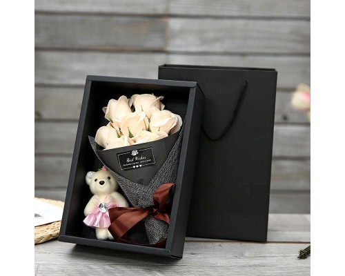 Подарочная коробка с белыми цветами и мягкой игрушкой