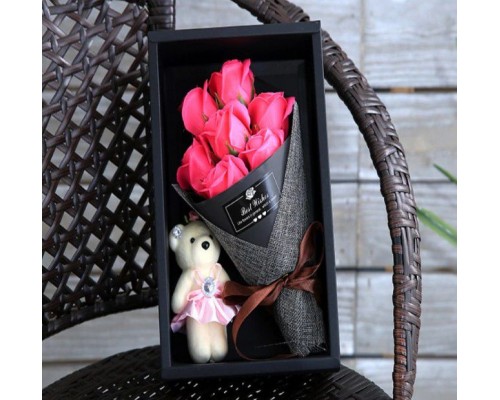 Подарочная коробка с розовыми цветами и мягкой игрушкой