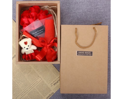 Подарочная коробка с красными цветами и мягкой игрушкой в крафтовой коробке