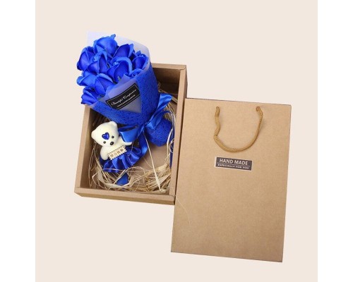 Подарочная коробка с синими цветами и мягкой игрушкой