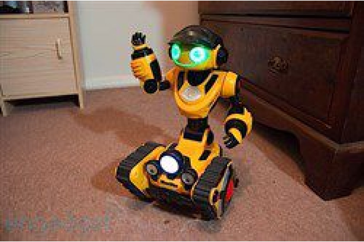 Малыш в желтом робот. Роборовер WOWWEE. Роботы для детей. Робот на гусеницах игрушка. Робот игрушка для мальчика.